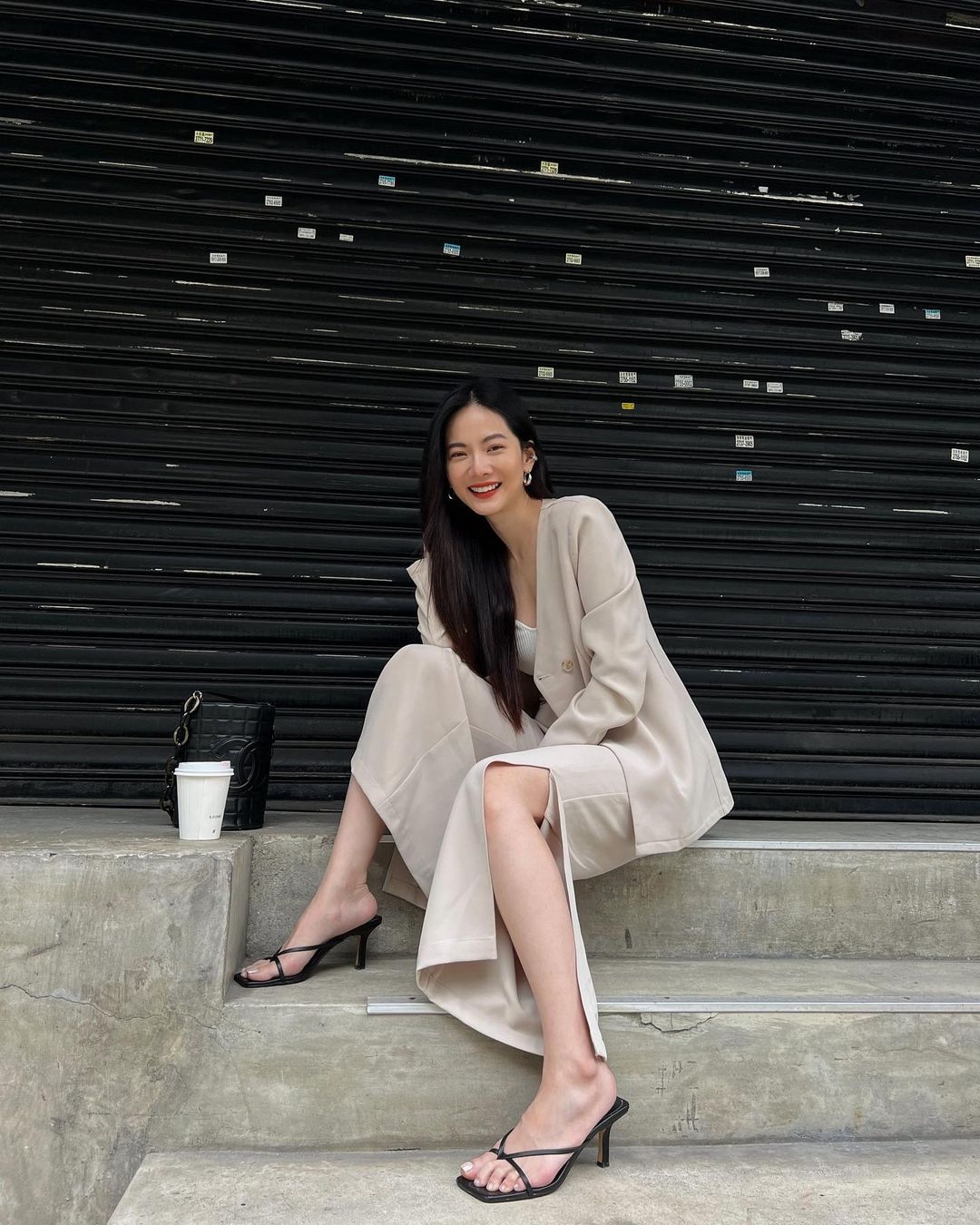 米白色的休閒套裝很適合炎炎夏日。