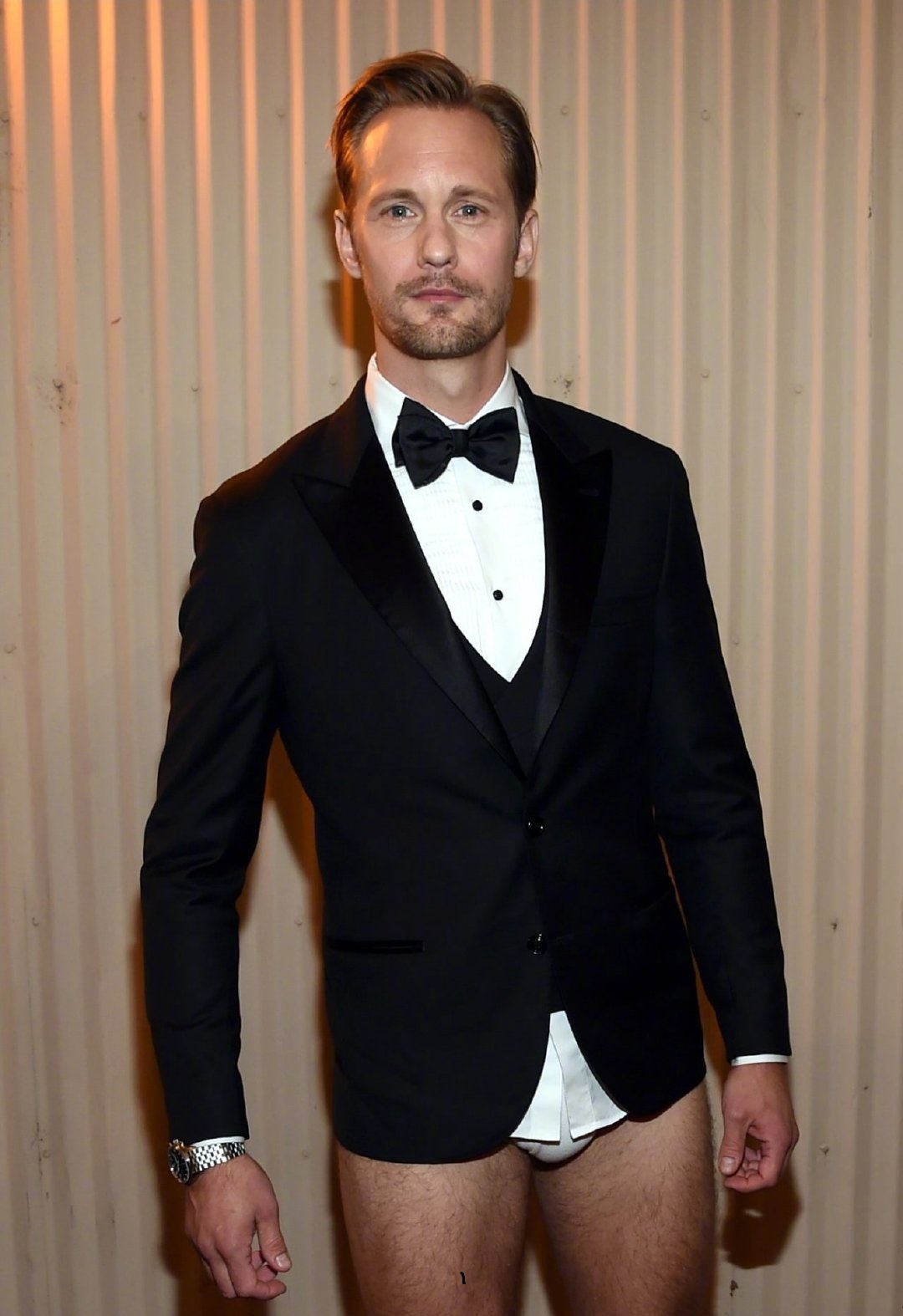 Alexander Skarsgård正裝配內褲