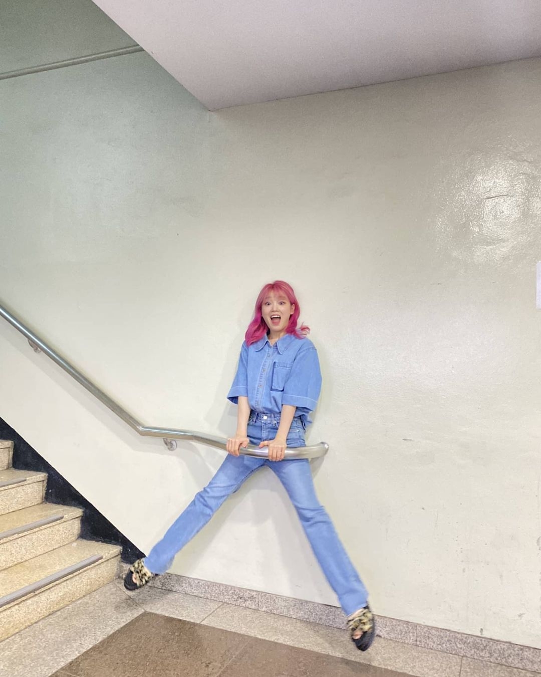 Oh My Girl 勝熙 扶手照