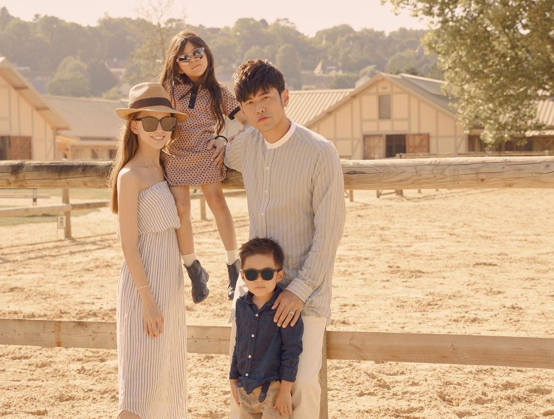 周杰倫則上傳了兒子Romeo的「曠世巨作」