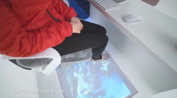 車子底部做了透明 PC 設計