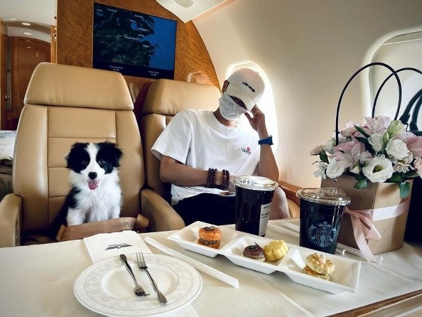 黃子韜過往搭乘私人飛機的炫富照