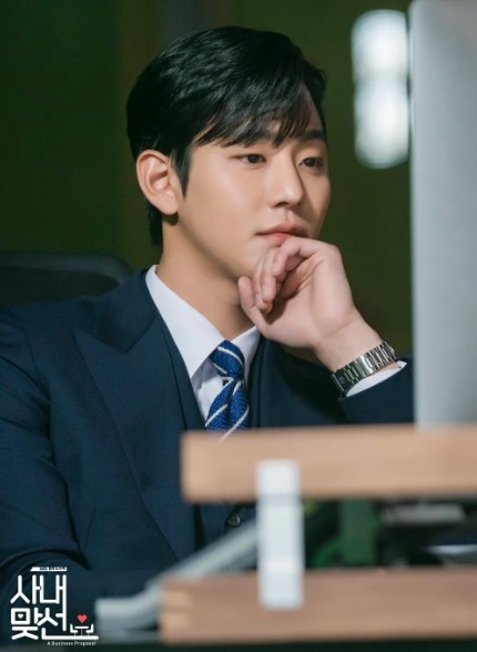 粉絲敲碗安孝燮演外交官