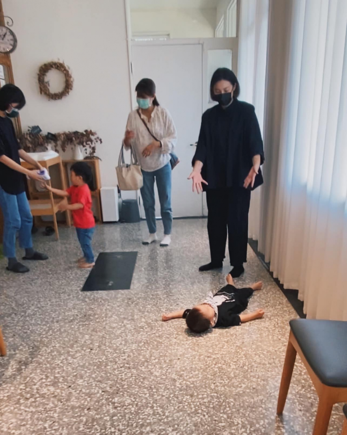 歐陽靖看著兒子躺地耍賴