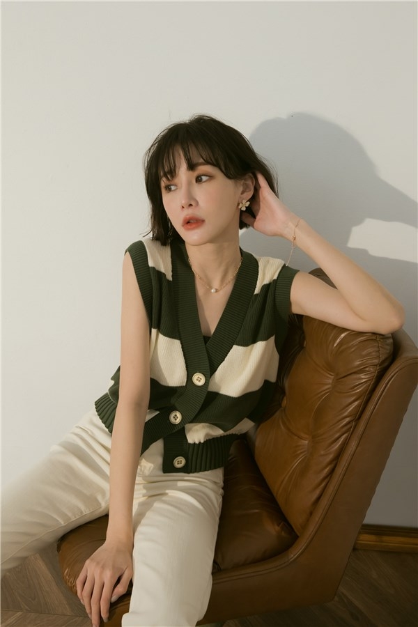 KERNA雙色條紋V領針織背心,NT890