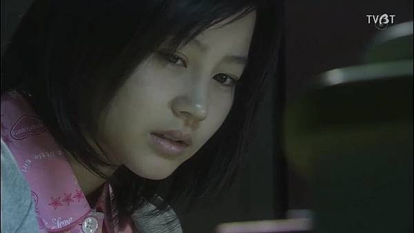 崛北真希主演的短篇〈書本引來的幽靈〉講述喜歡看恐怖小說的女主角,發生的恐怖體驗。