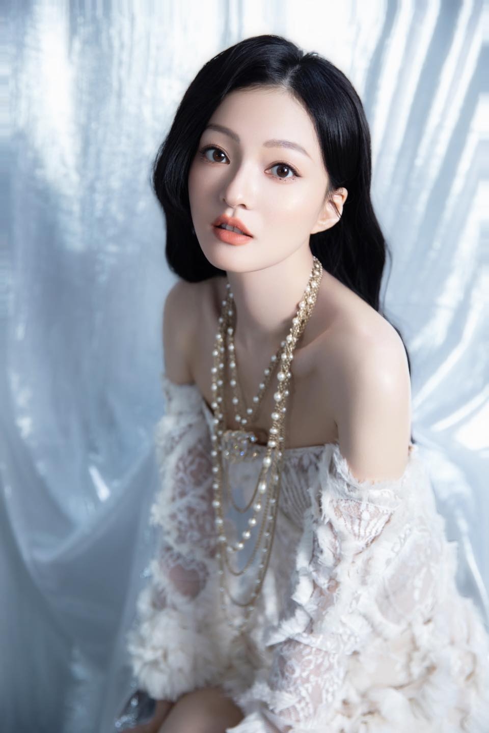 張韶涵皮膚白皙,早期以台灣偶像劇走紅