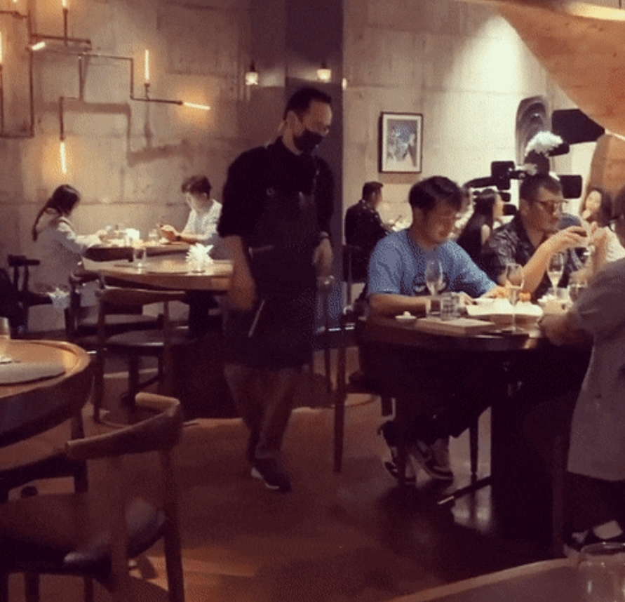 具俊曄同桌還有其他明星朋友一起用餐