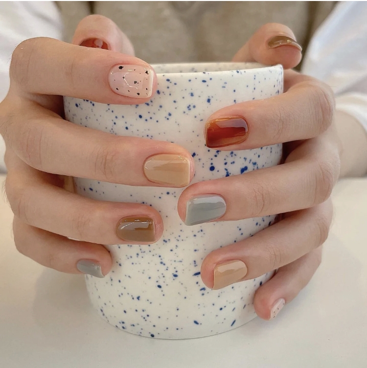 磨砂紋路跳色美甲