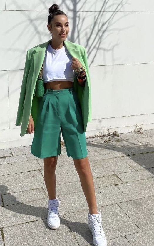 特殊印花或顏色的百慕達短褲，適合穿搭高階班的女孩。