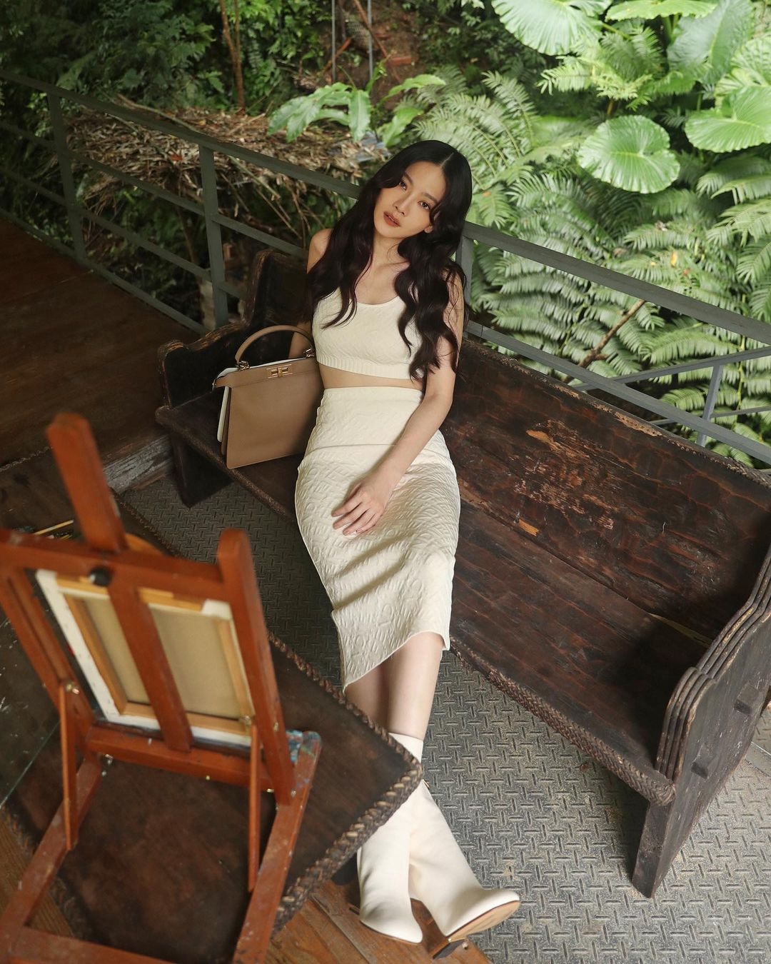 同色系的背心和長窄裙,穿出性感卻又不失清新的反差感。