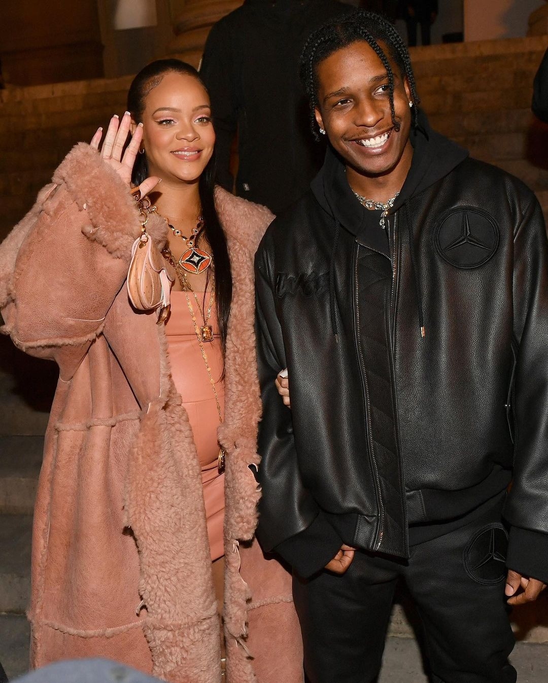 蕾哈娜穿著多件超時尚性感「孕媽咪裝」亮相