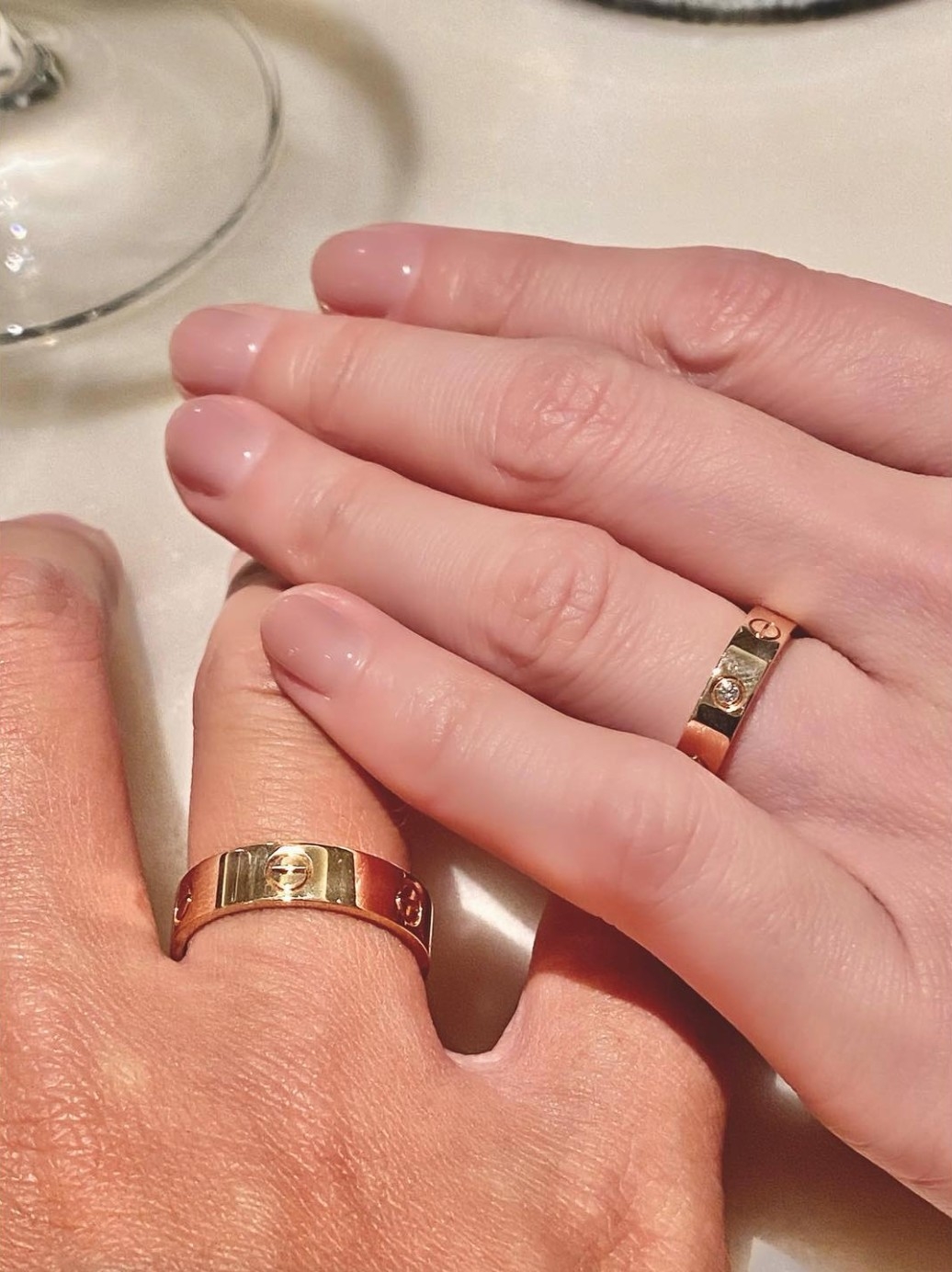 陳喬恩曬出婚戒，否認有孕。