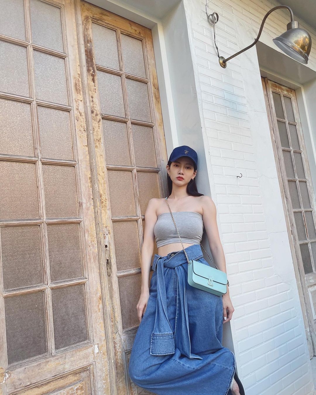 牛仔寬褲及相同材質老帽配上灰色背心,休閒率性。