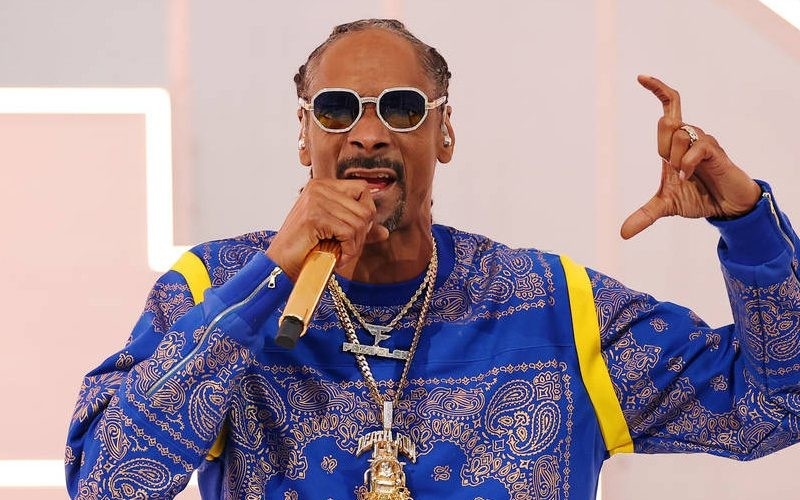Snoop Dogg 穿著佩斯利紋的服飾。