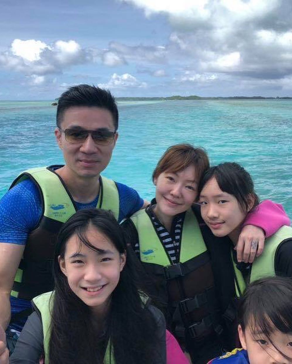 一家五口生活幸福美滿