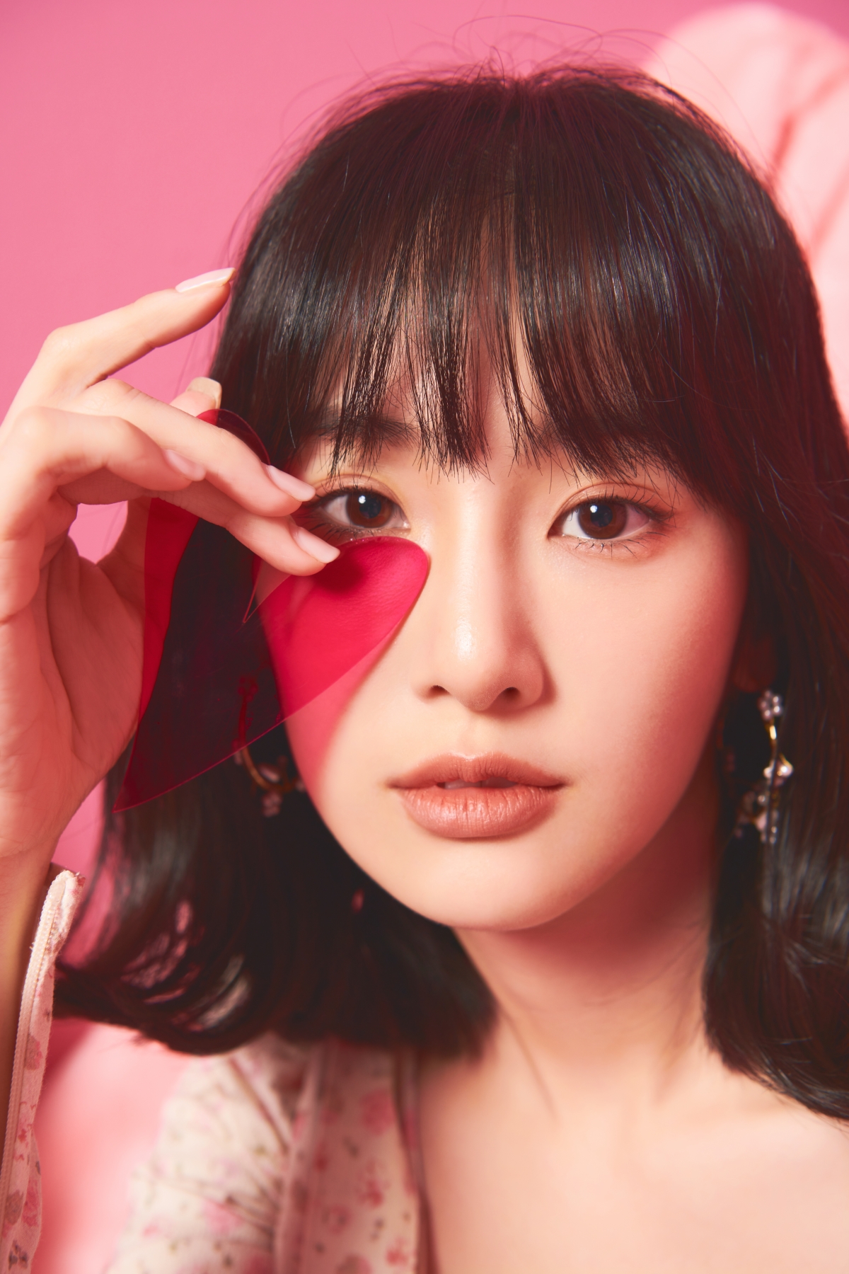 Top/ H&M、Pants/ Bershka、Bag/ CHARLES & KEITH、Shoes/ ZARA、Earrings/ H&M