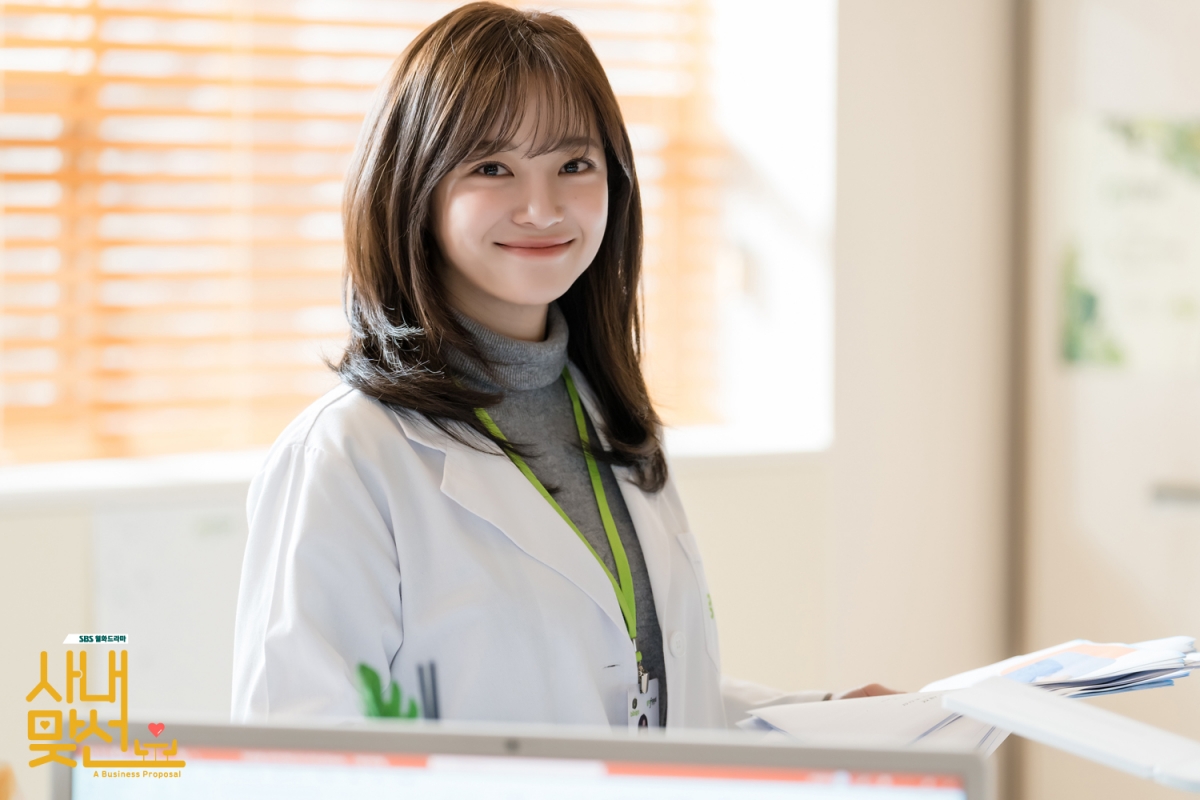 金世正在《社內相親》中飾演「申夏莉」一角