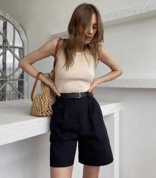 百慕達短褲配上一件 Tank Top，簡單又時髦。