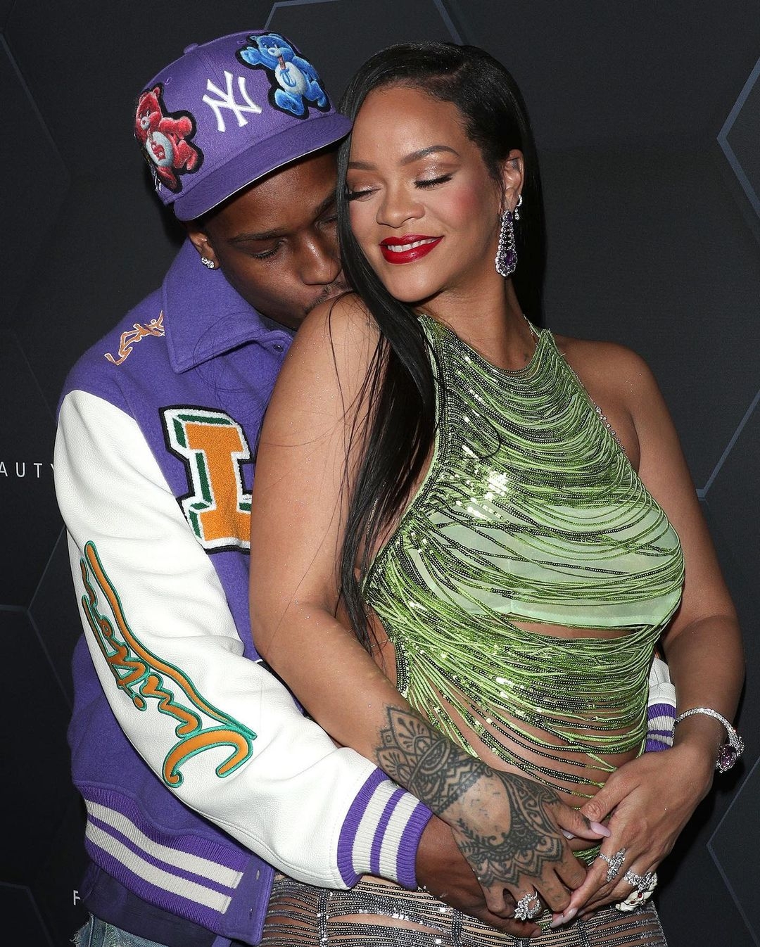 蕾哈娜穿著多件超時尚性感「孕媽咪裝」亮相