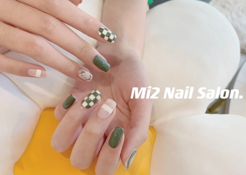 2022春夏綠色系美甲推薦3:翡翠綠 X 棋盤格