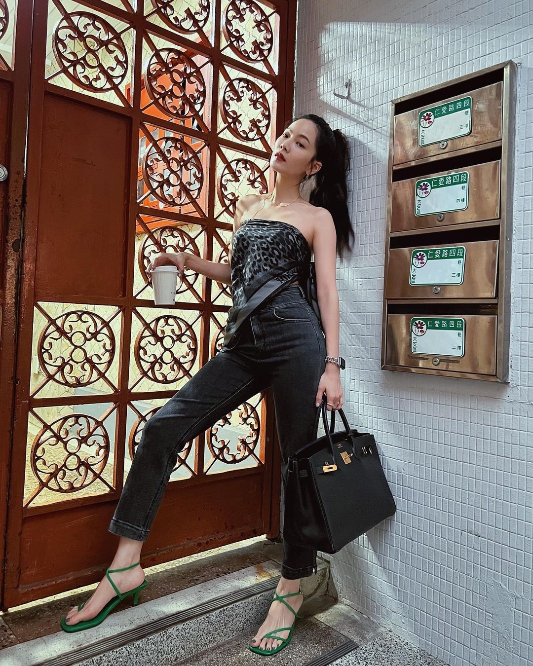 將絲巾當作平口背心時,在裡頭穿一件 Bra Top,絲巾不小心掉下來也不怕走光。