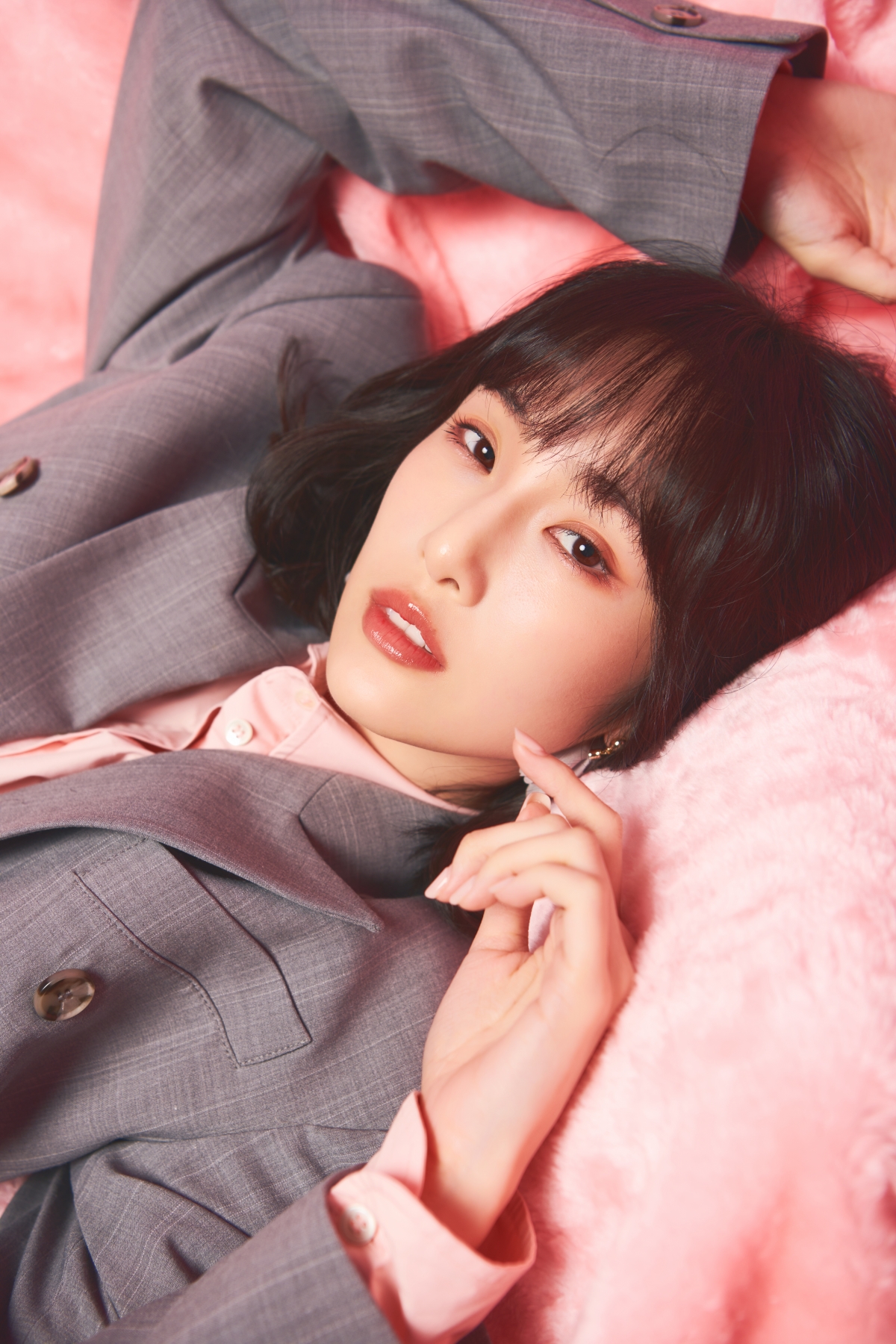 Suit/ H&M Studio、Shirt/ H&M Studio、Shoes/ H&M、Earrings / H&M