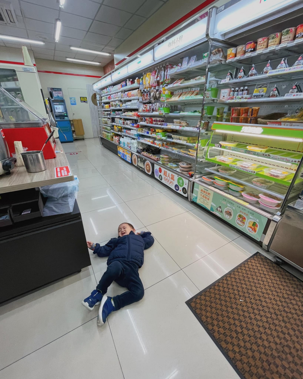 因為不給買巧克力,新醬直接躺在7-11賴著不走