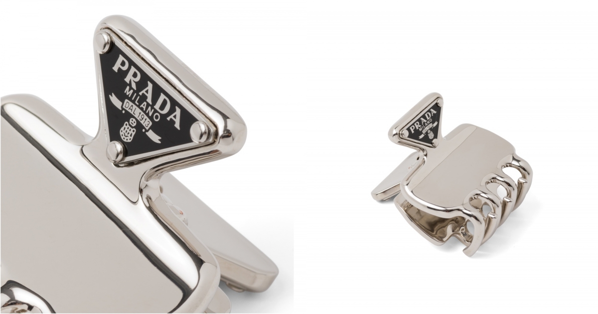 PRADA 三角標誌髮夾，NT$13,500