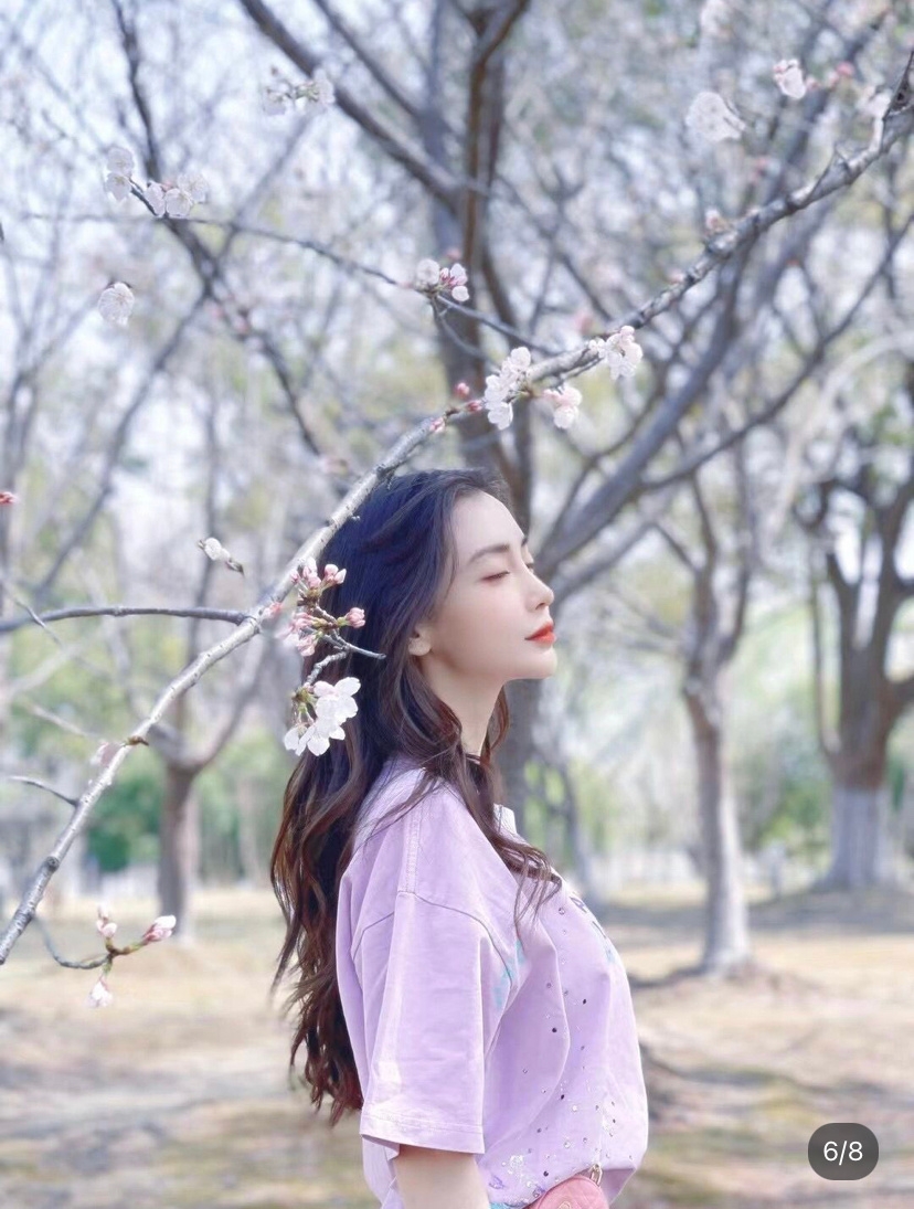 2022年初離婚後。楊穎再度分享單獨賞花照