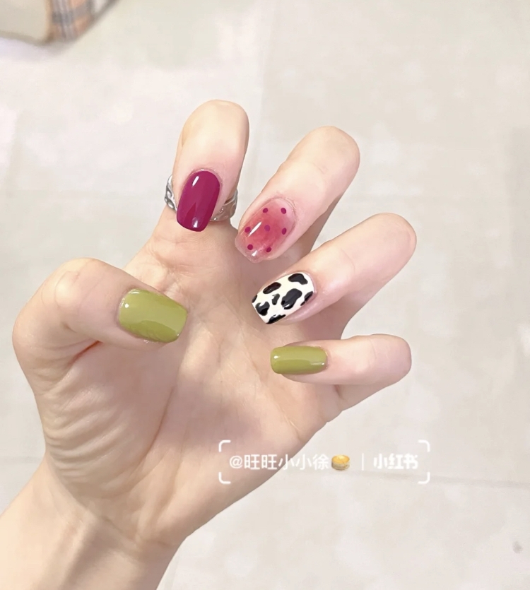 玫紅色+嫩芽綠大膽撞色