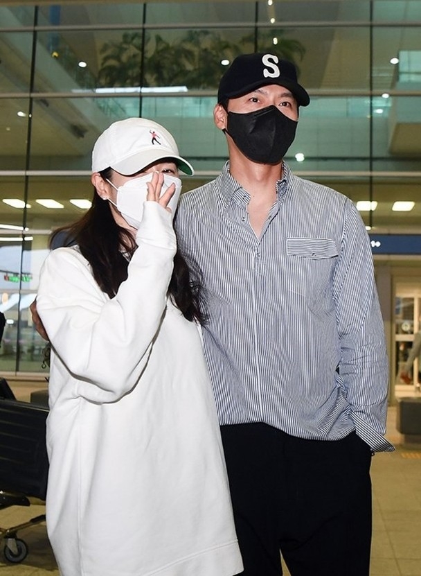 玄彬與孫藝真大方同框摟肩合照