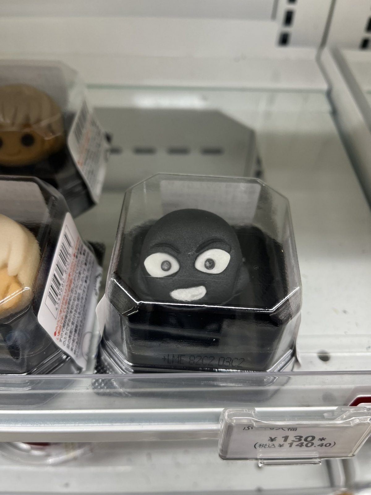 黑衣人兇手和菓子完全融入包裝