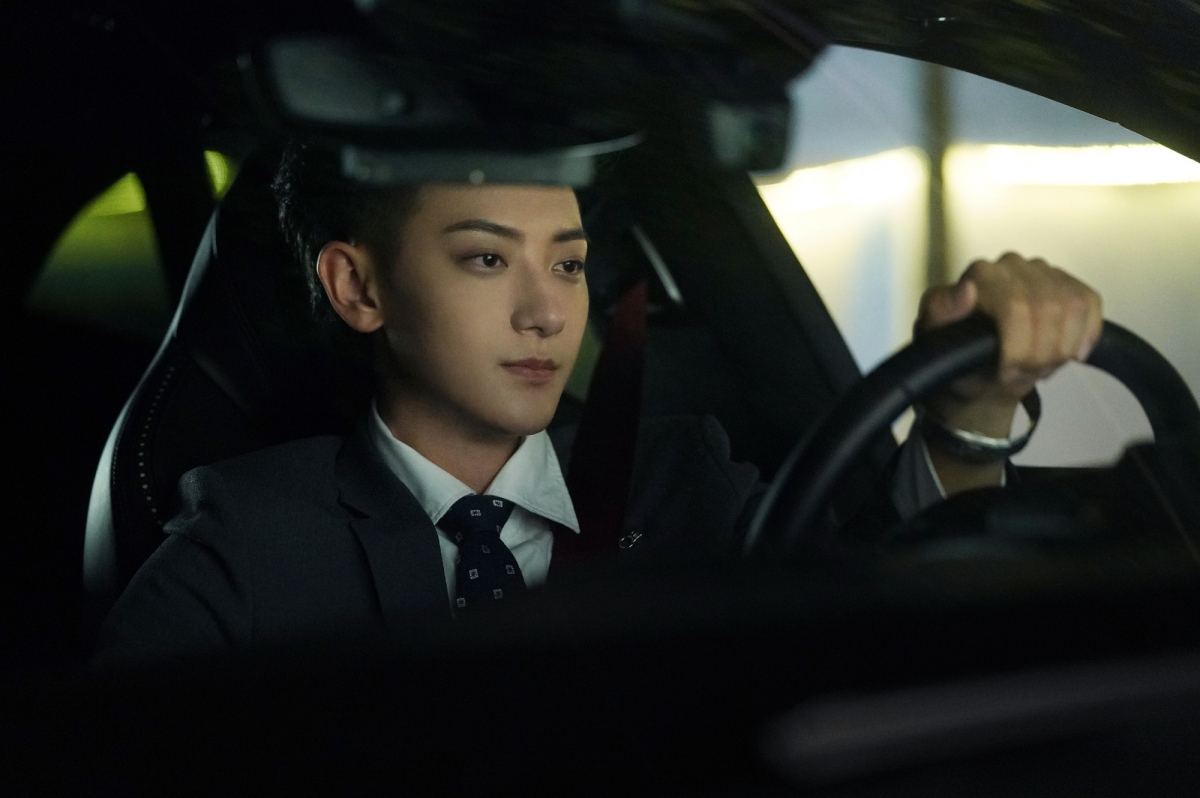 黃子韜霸氣總裁開豪車