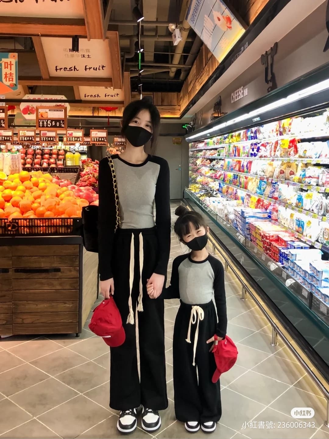 兩人走出去反而像是姊妹