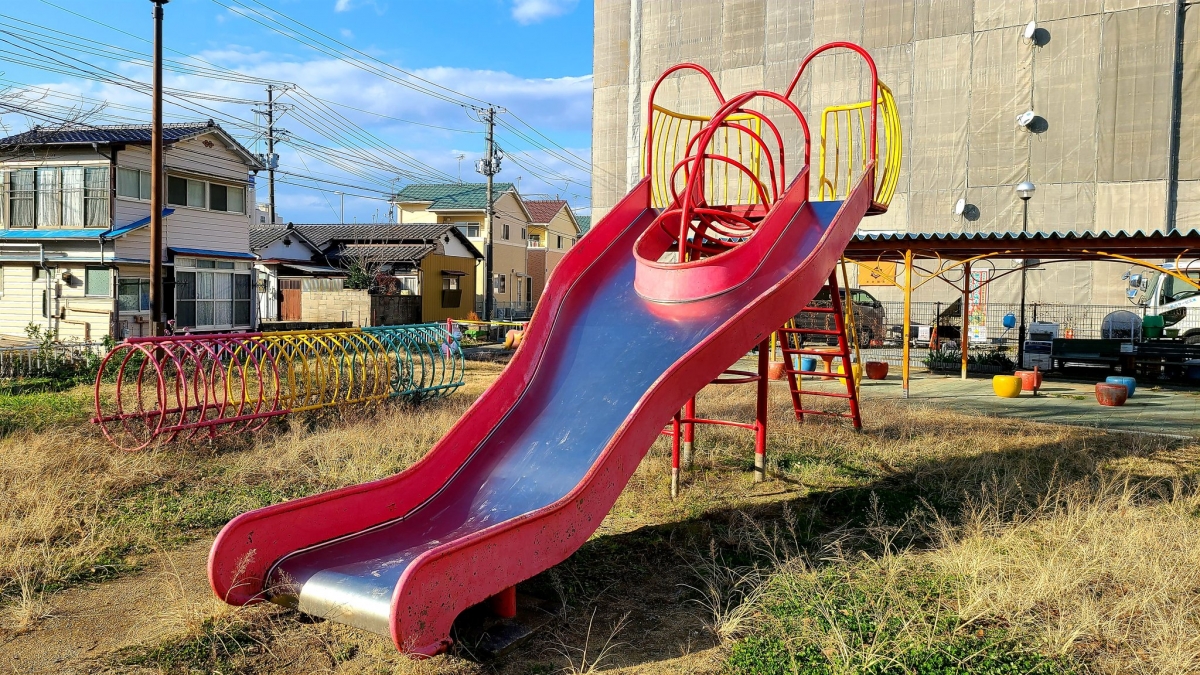 公園中的溜滑梯是小朋友很喜歡玩的遊樂設施。