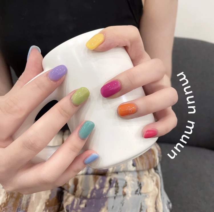 彩虹糖跳色美甲