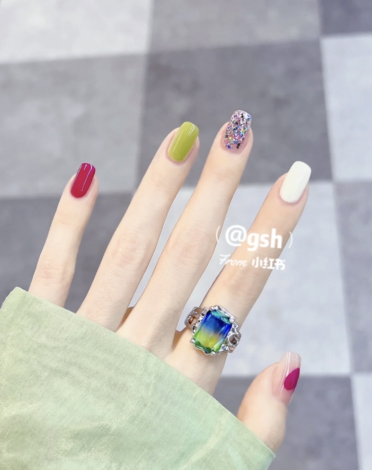 玫紅色+嫩芽綠大膽撞色