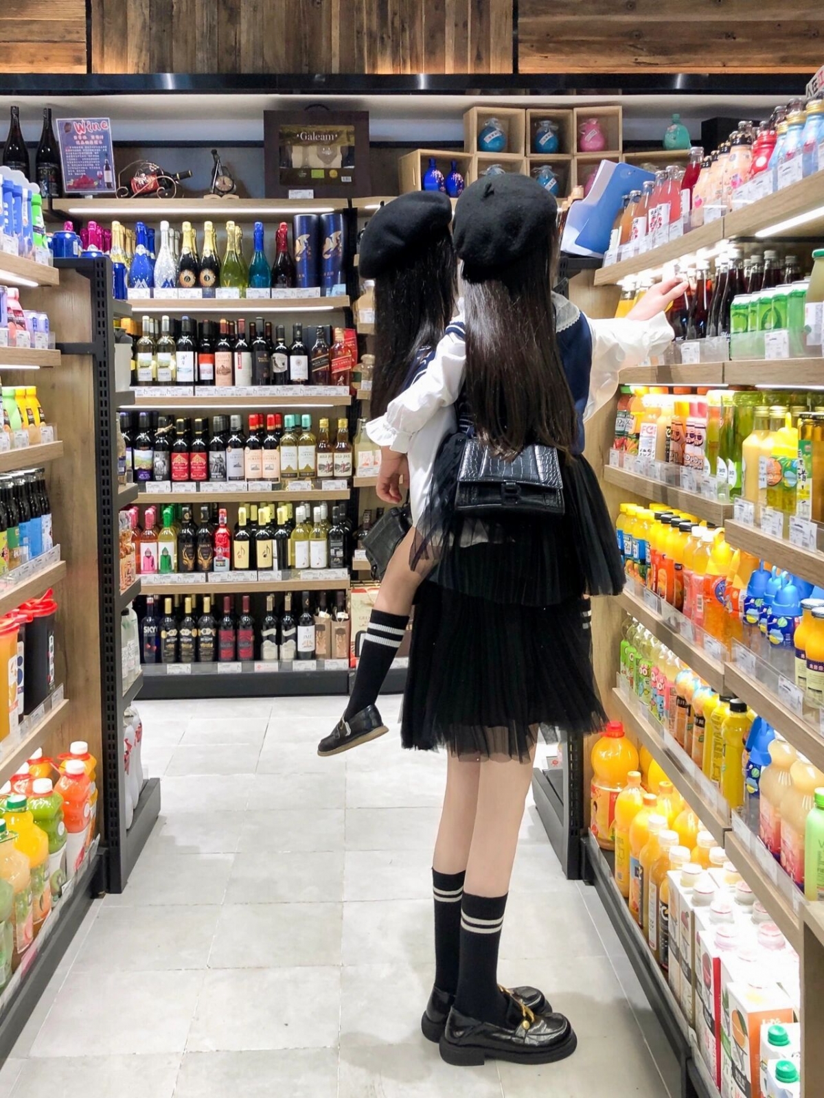 抱女兒拿貨架上的商品