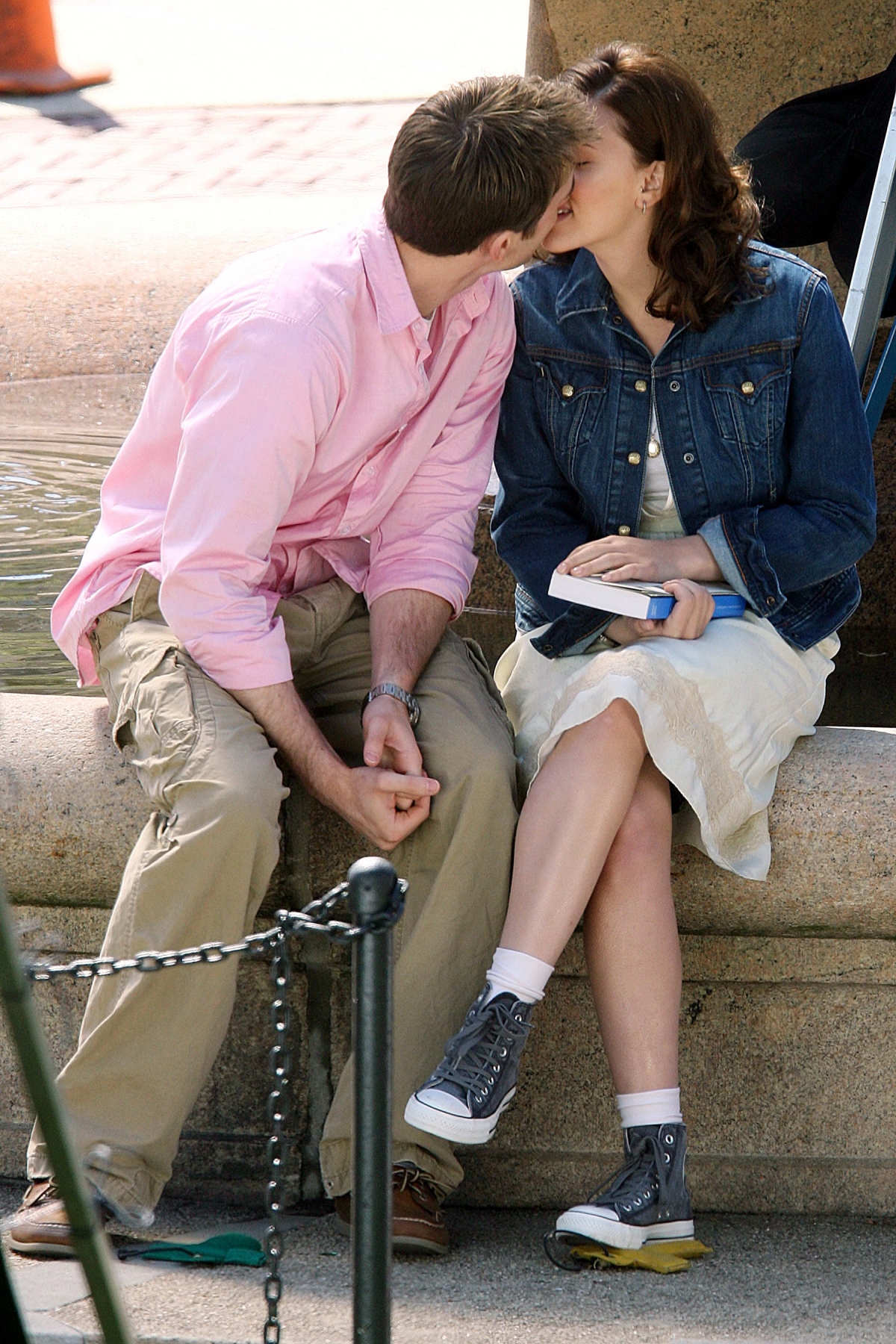 《豪門保姆日記》年輕時代的史嘉蕾與克里斯伊凡上演吻戲