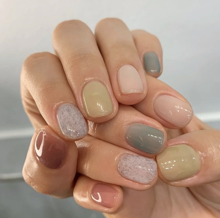 磨砂紋路跳色美甲