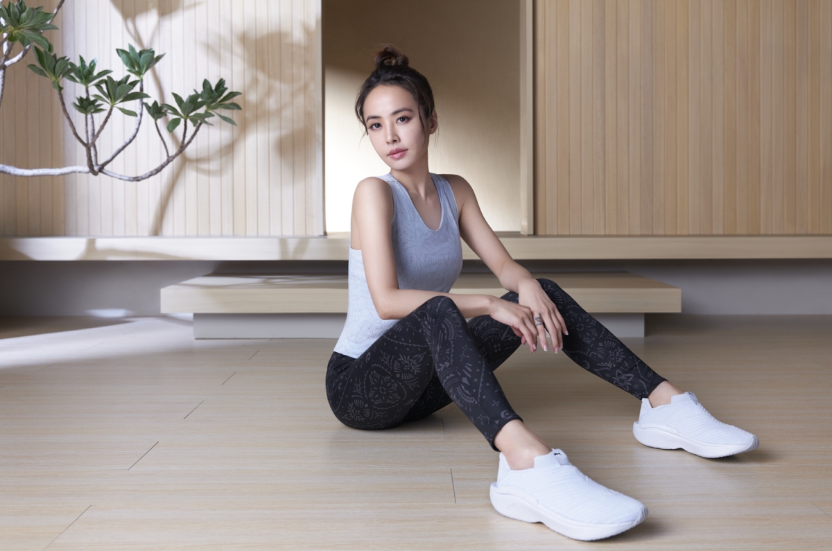 PUMA瑜珈系列 Studio 後方扭結運動背心,NT$1,080、瑜珈系列 Studio 宮廷圖騰緊身褲,NT$1,780