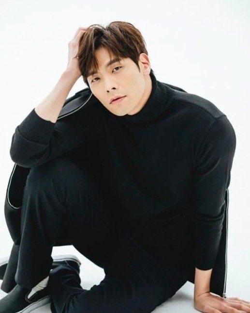 飾演溫心上司「石智亨」的是演員崔丹尼爾