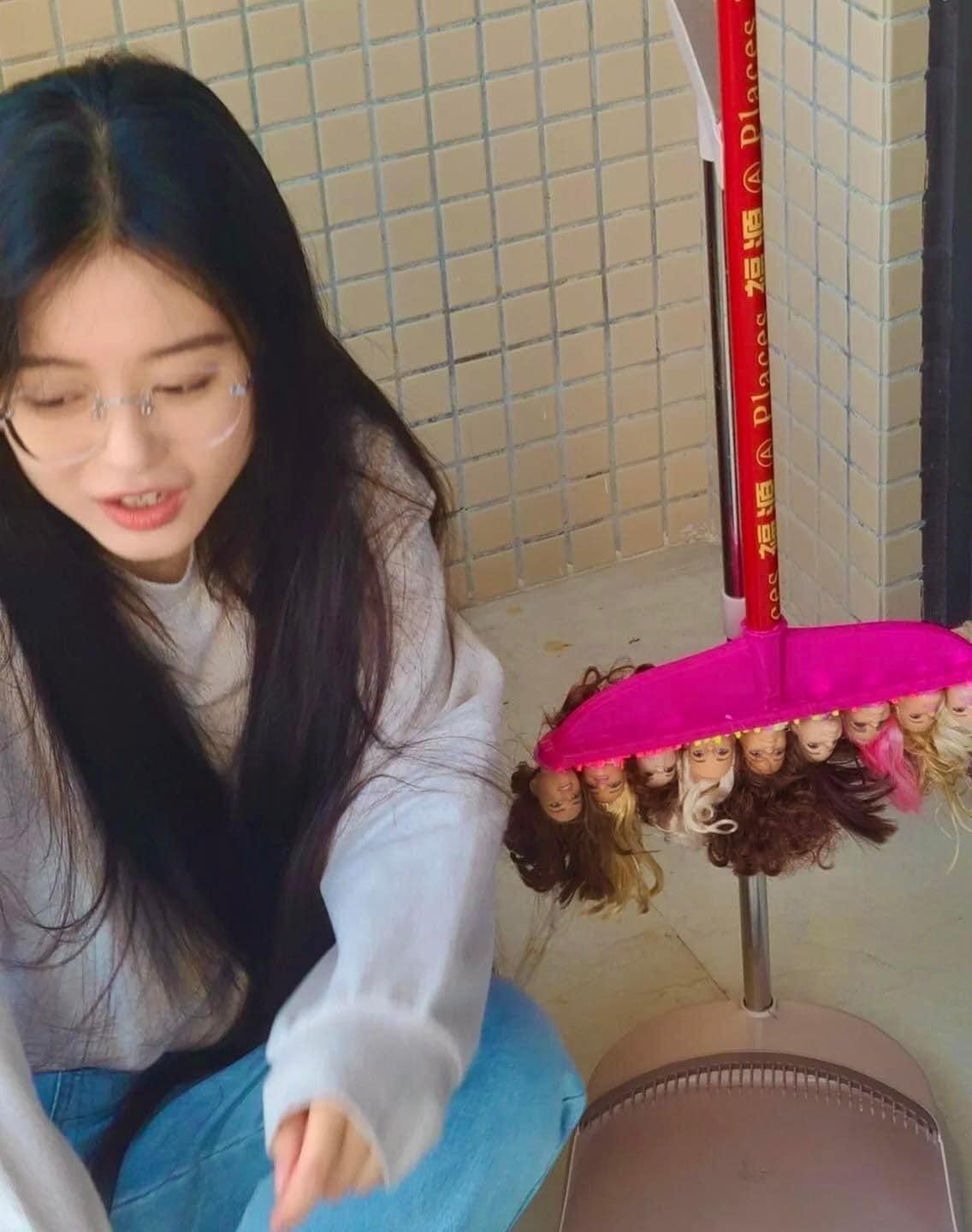 阿嬤將原Po的芭比娃娃拔下來做成掃把