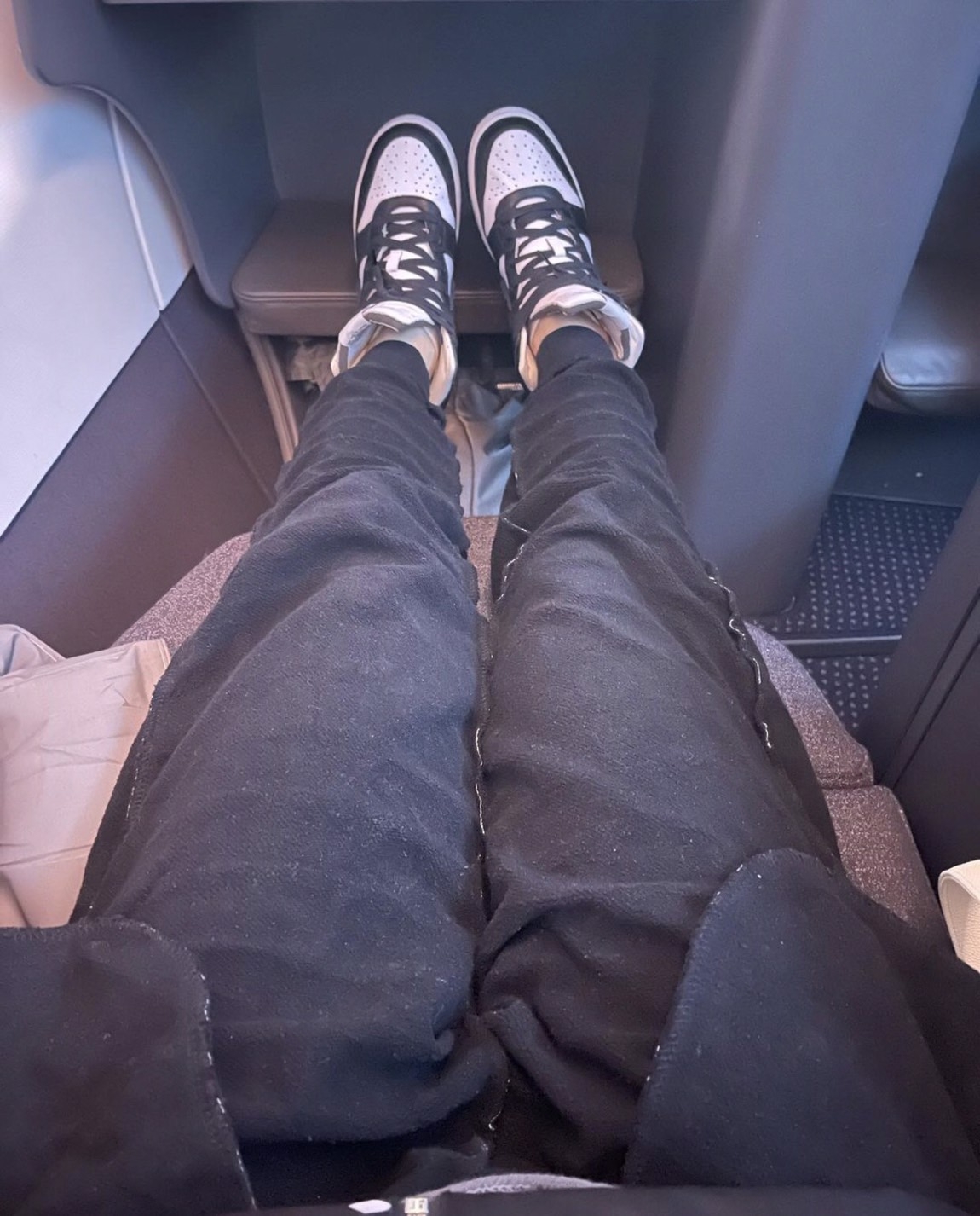 她被迫反穿褲子才能夠上飛機