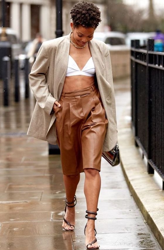 皮質百慕達短褲增添一點正式感，搭配西裝外套非常俐落時髦。