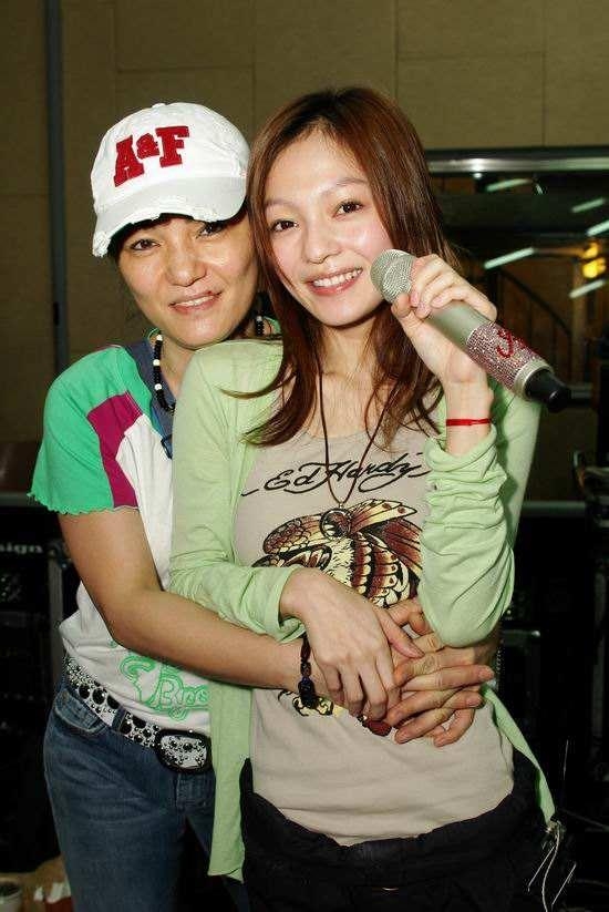張韶涵出道時期,與媽媽親密合照