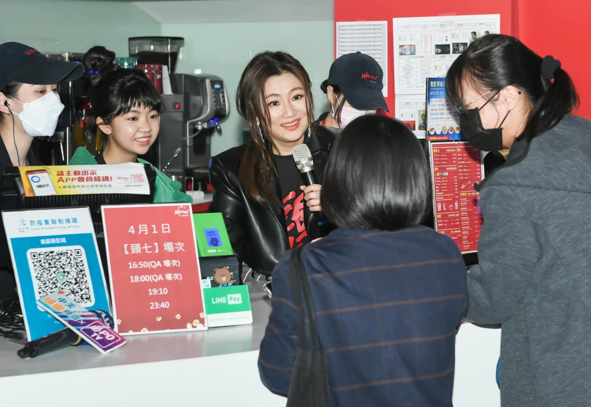 Selina與「小嘉玲」吳以涵親自賣票