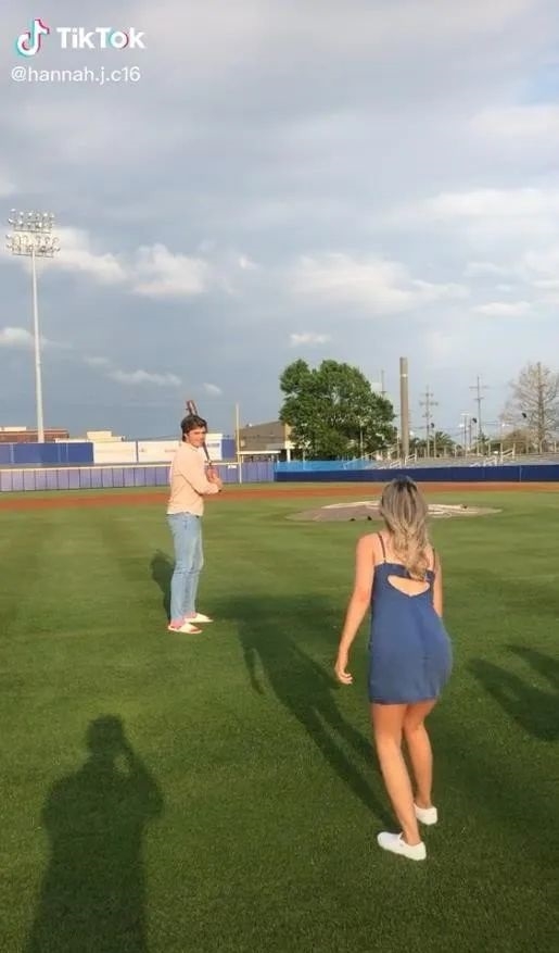 女友向男友拋球,第一次揭曉寶寶性別