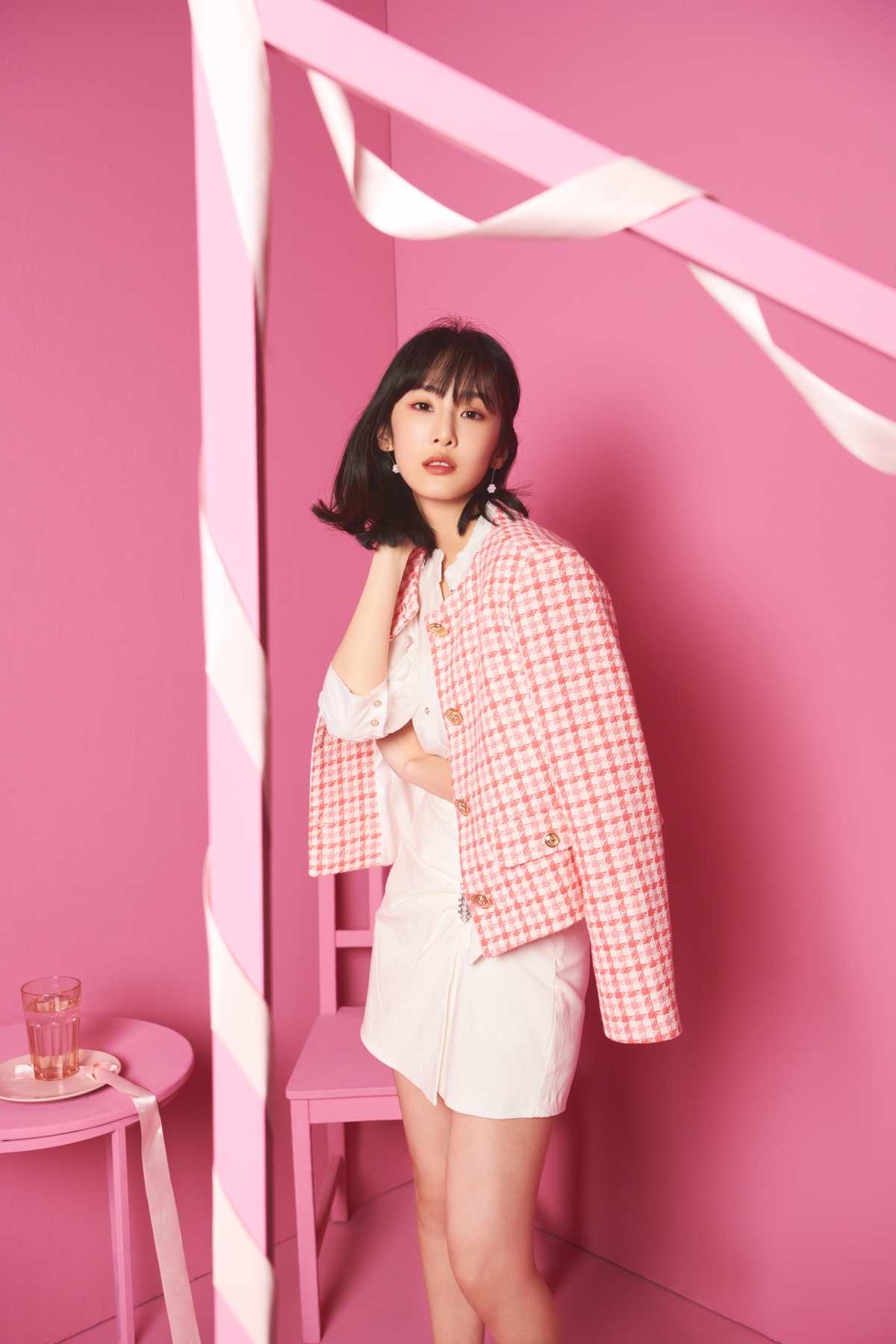 Top/ ZARA、Skirt/ ZARA、Jacket/ ZARA、Bag/ CHARLES & KEITH、Shoes/ CHARLES & KEITH